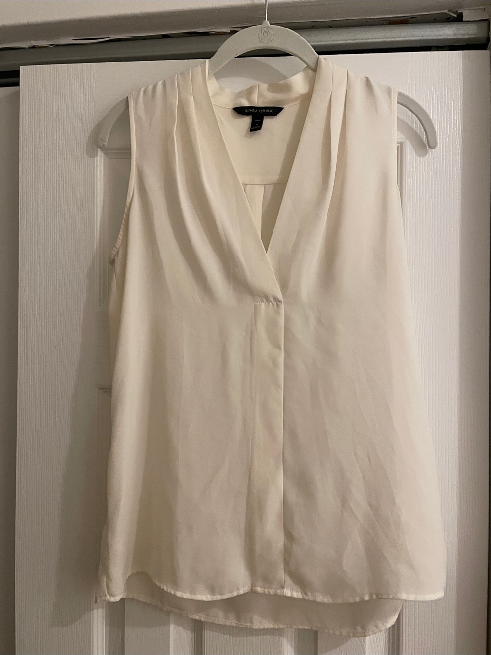 Banana Republic Ivory V-Neck Sleeveless Camisole